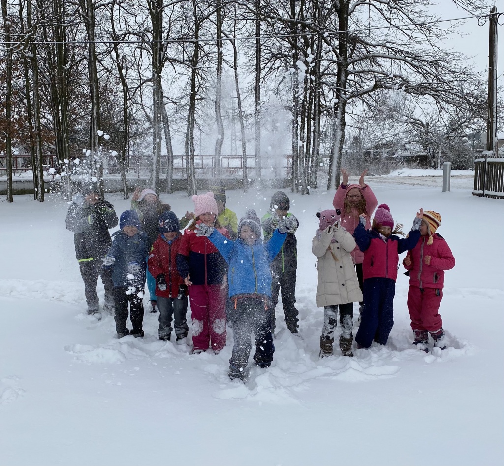 Děti venku v zimě