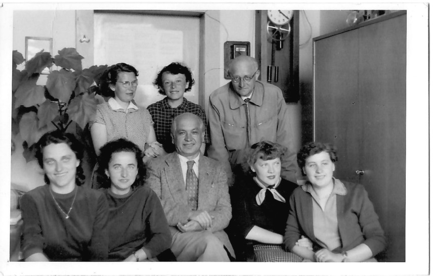 foto 1 (1959-60 učitelský sbor).jpg