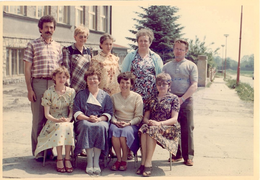 foto 2 (1984-5 učitelský sbor).jpg