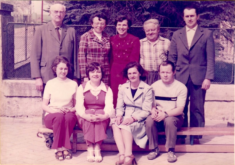 foto 1 (1976-7 učitelský sbor).jpg