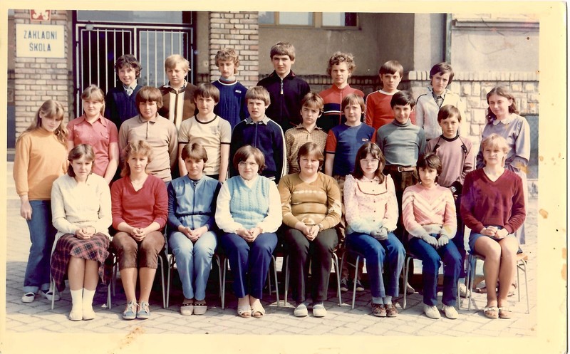 foto 2 (1983-4 absolventi).jpg